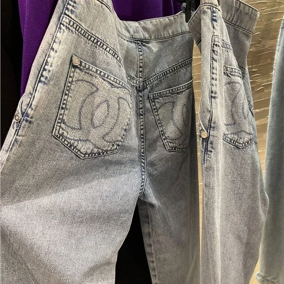 CHANEL Jeans (Like New)